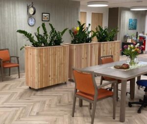 Douglas plantenbak met verticale planken op wielen