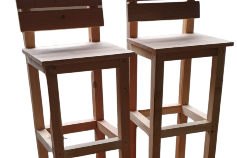 Speelse barkrukken met rugleuning van Douglas hout