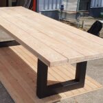 Industriële Douglas tafel met zwart onderstel