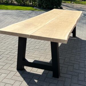 Douglas en Eiken tafels in combinatie met zwart gepoedercoate onderstellen