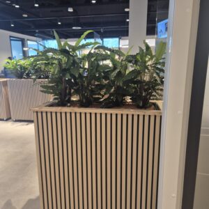 Plantenbak met houten latten en inzetbakken (verrijdbaar)